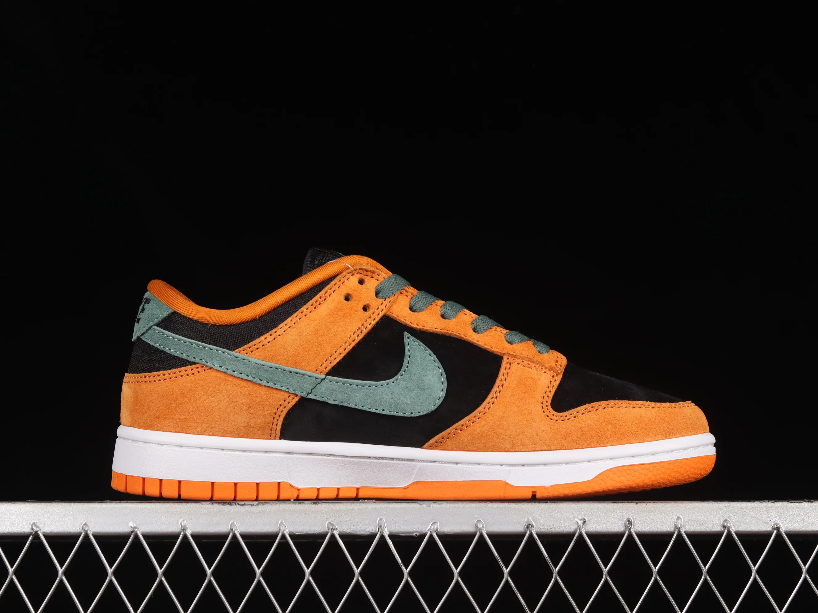 All categories Nk SB Dunk series Nk SB Dunk Low low-top sneakers N version NK SB Dunk Low SP "Ceramic" carrot yellow and black SB low-top casual sports skateboard shoes DA1469-001